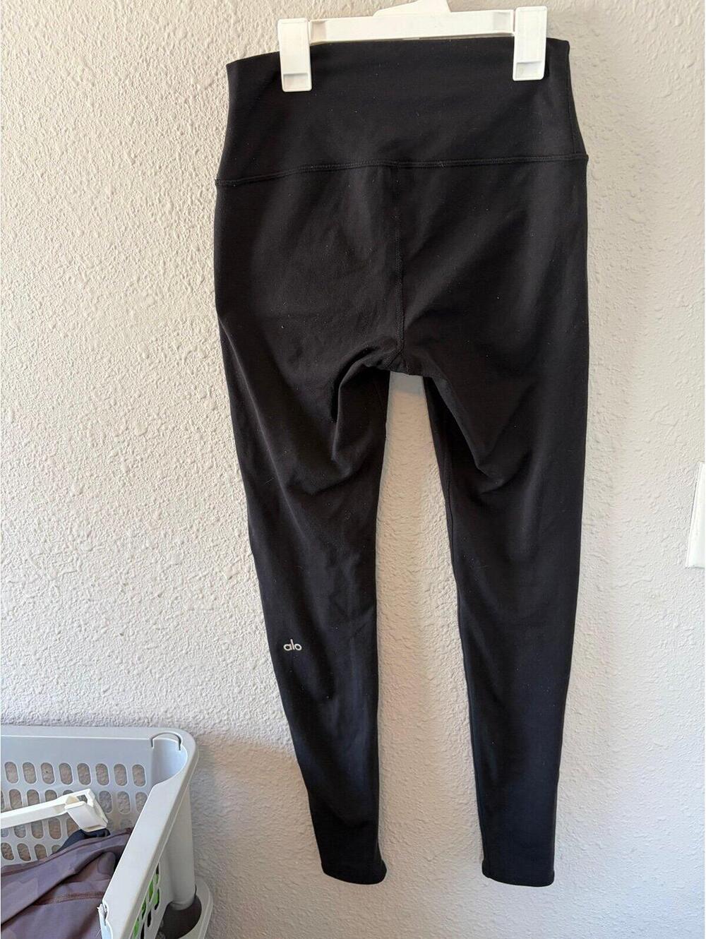 Alo Yoga black high waisted leggings size M. 29.5in inseam. Some pilling that wa